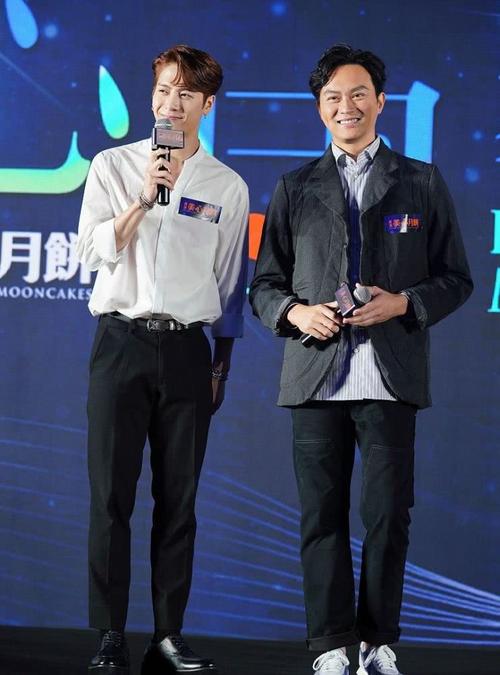 王嘉尔,张智霖喂粉丝吃月饼变暖心爱豆,同台灿笑魅力