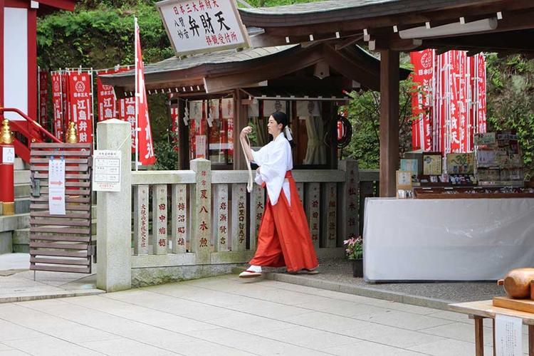 不同神社对她们有不同的叫法:舞姬,御神子.古代巫女需要会伴着神乐