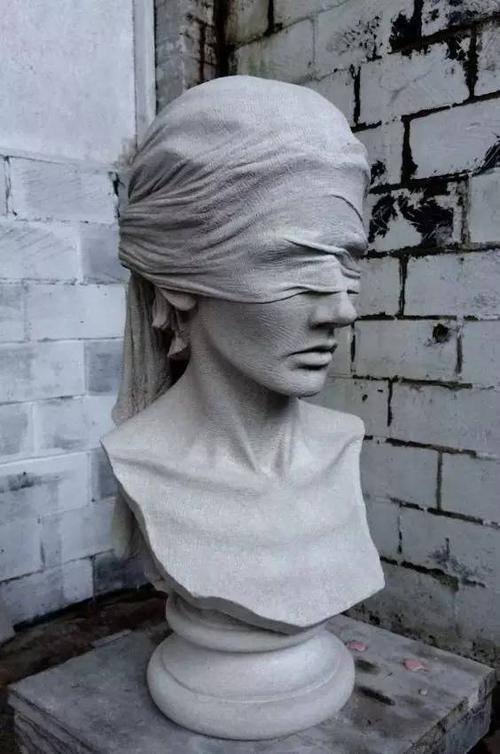 看这薄纱质感的雕塑,不得不惊叹艺术的伟大