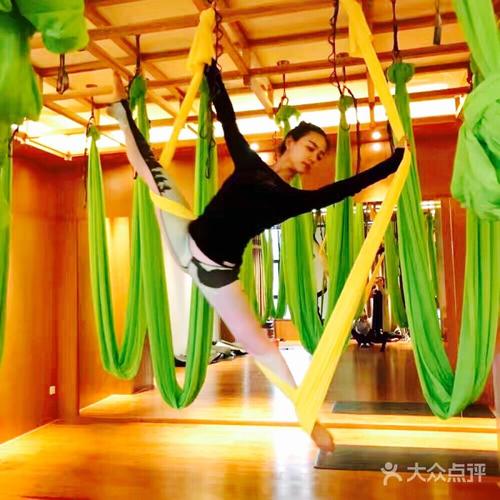 i yoga爱瑜伽生活馆空中老师在表演图片 - 第14张