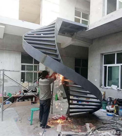 室外钢结构旋转楼梯