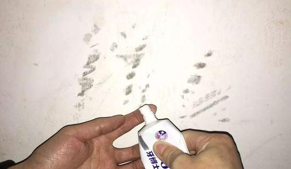 白色汽车蹭掉漆小妙招牙膏补漆笔即可清理划痕