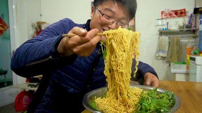 一斤扇贝肉,六袋泡面,大sao在家创新美食,扇贝红油海鲜面,一大盆吃