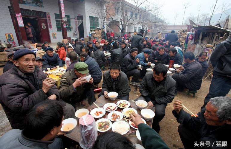 农村待客吃露天酒席,垒一个灶台放七个锅,去人越多主家越有面子