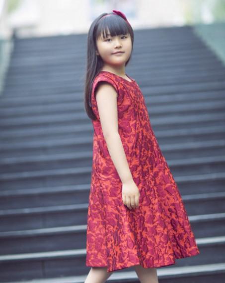 9岁王诗龄近照,胖丫头瘦出锥子脸,越大越好看了