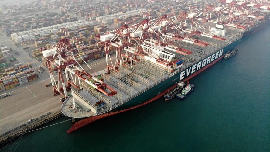 11月13日,"长赐"号货轮在山东港口青岛港前湾集装箱码头装载货物(无人