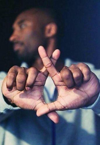 科比摆出酷酷的手势.