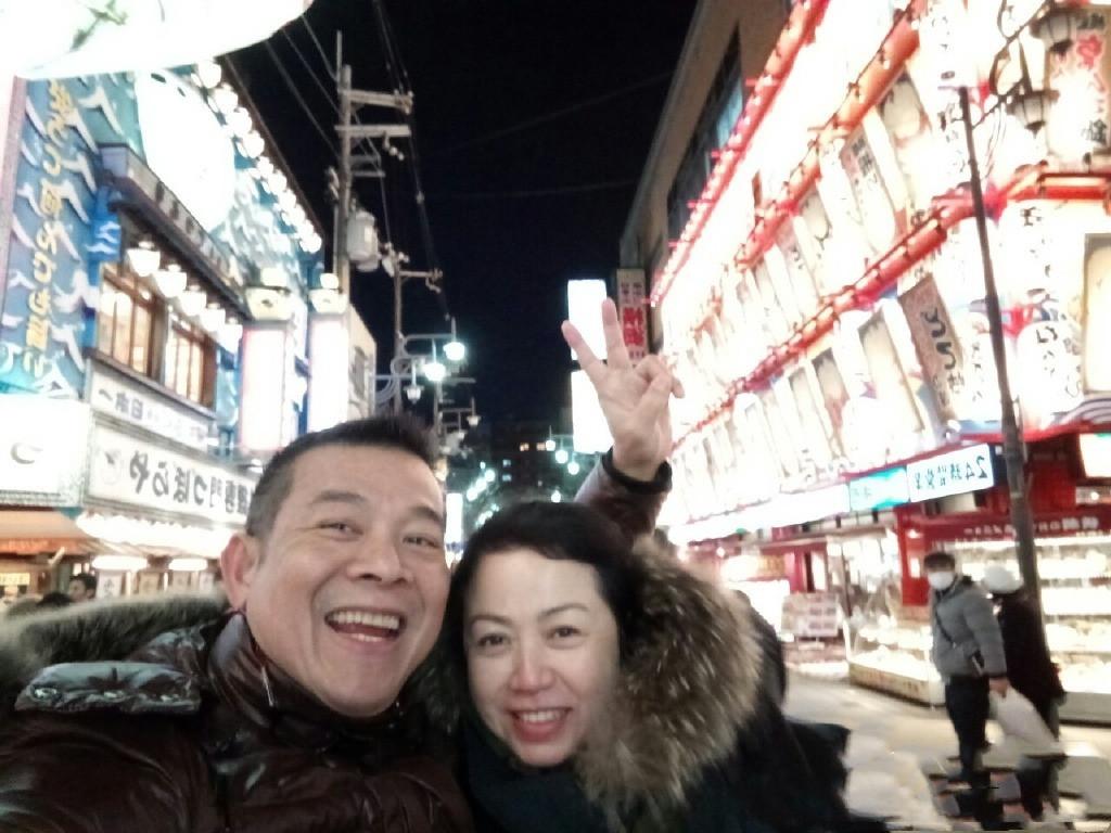 吴毅将妻子曝相恋往事,因上门修水箱定情,结婚17年仍手牵手逛街