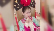 格格本格!关晓彤晒清装造型 手拿小帕头戴大红花娇媚可人