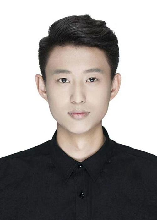 男生身高190,体重130,现在是大一,适合穿那种衣服啊?