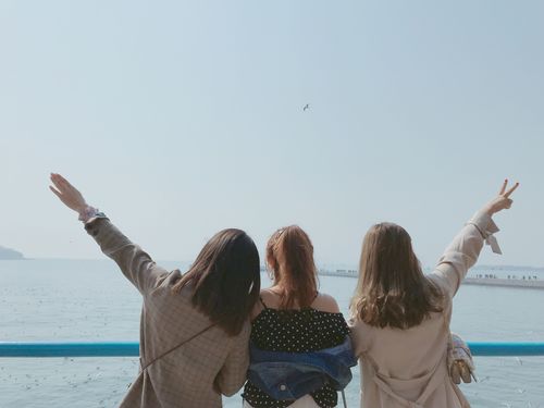 三个人背影怎么拍?