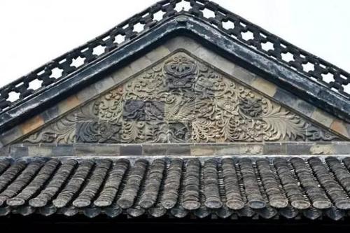 明清时期,砖雕的刀功,技艺更是到了   天工人可代,人工天不如   的