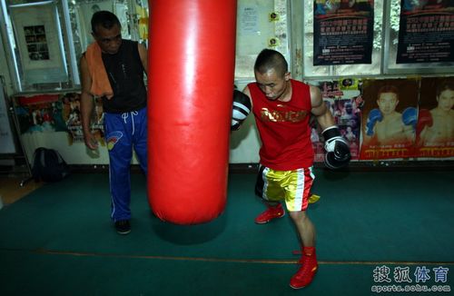 高清:熊朝忠认真备战 重拳打沙袋彰显凶悍力量