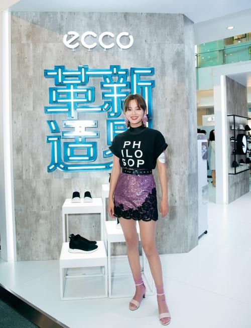 辛芷蕾ecco风格大使辛芷蕾穿着ecco全新一季shape型塑系列高跟凉鞋