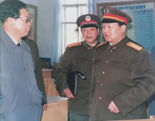 便装是辽宁省委秘书长,右边是原沈阳军区司令员刘精松,高兴德居中
