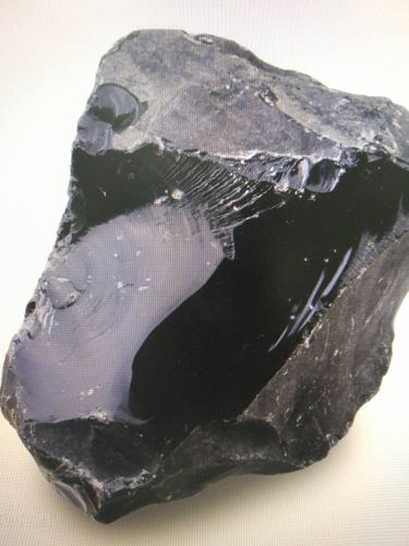 展开全部 这个是黑曜石原石料,具备玻璃特性,断面呈贝壳状断口,十分