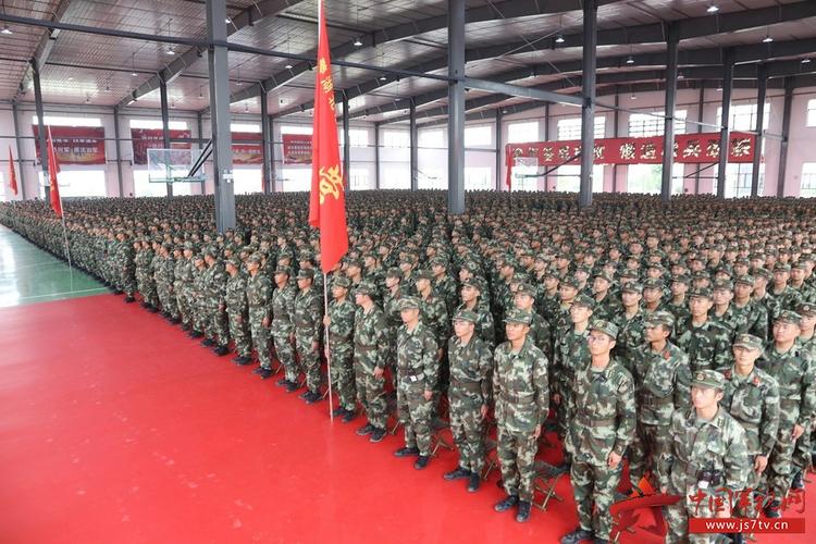 国际   9月21日,武警湖北总队4000余名新兵在武汉某训练基地隆重召开