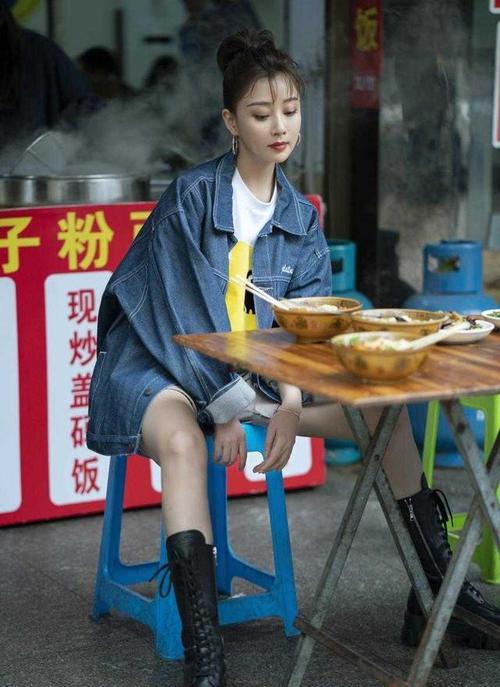40岁殷桃也太年轻了!穿牛仔外套配马丁靴,冲天辫像25岁少女
