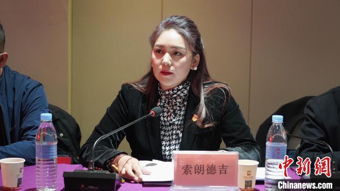 图为共青团青海省委副书记索朗德吉在座谈会上讲话.