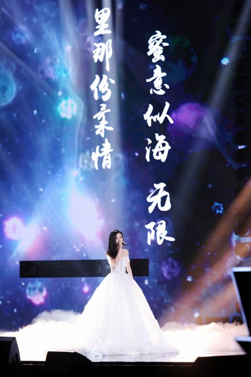 从盲选的歌曲《曼珠沙华》开始她就展现了独特的音色以及不断递进游刃