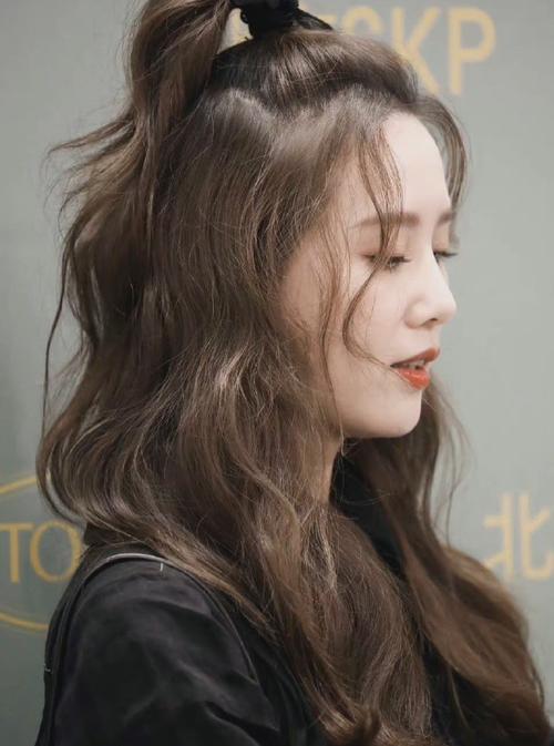 刘诗诗卷发高马尾