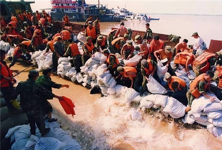 98洪灾堤在人在堤亡人亡!九江百姓跪求:不要跳了家没有你们重要