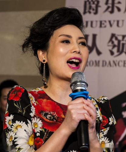 朱军与妻子谭梅 看起来还是年轻貌美