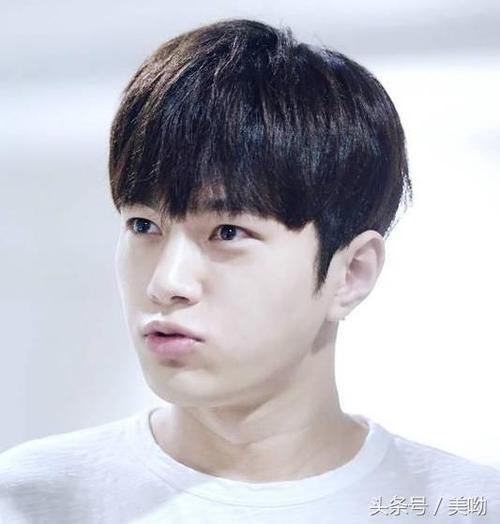 潮流发型男学生