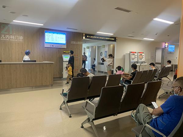 8月21日下午,新华医院儿内科门诊.