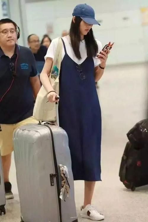 超会穿搭的倪妮也用起了帆布包,一个牛仔帆布包,再搭上纯白牛仔裤,让