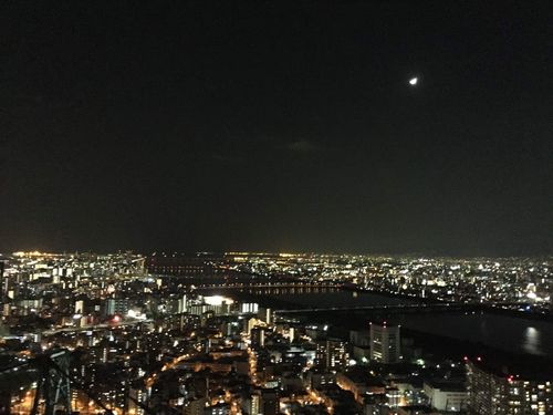 上到观景台找了窗边的位置坐下,看着大阪夜景
