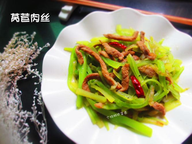 一盘爽翠上口的莴笋炒肉丝就搞定了