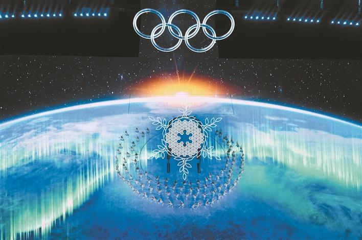 在北京冬奥会开幕式上亮相的"冰雪五环"雪花"主火炬台以及地面8k超