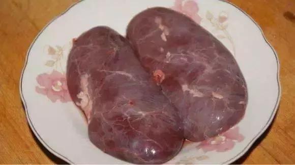 岳母住院,农村女婿送二两猪腰,嫌臭送清洁工,清洁工吃