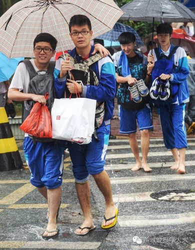 【现场】当高考遭遇红色暴雨,能延考或停考吗?