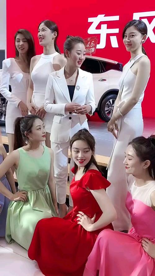 展台上美女如云,一个比一个有气质漂亮,让你选一个做女朋友你会选那个