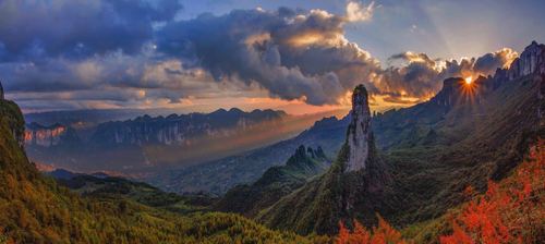 鄂 西 山 泉 每一滴水来自世界硒都-湖北恩施 真山泉 · 味更甜 天然