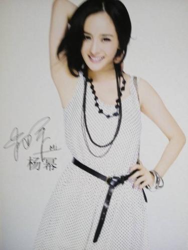 谁有杨幂签名照.