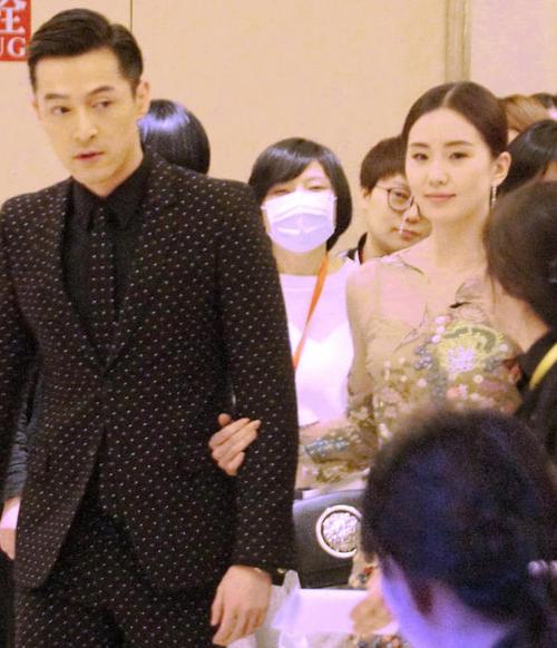 组图:刘诗诗手挽胡歌现身 面露羞涩显腼腆