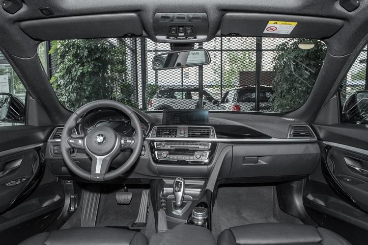 内饰在大灯方面,宝马3系gt采用了远照灯led大灯,近照灯led大灯.