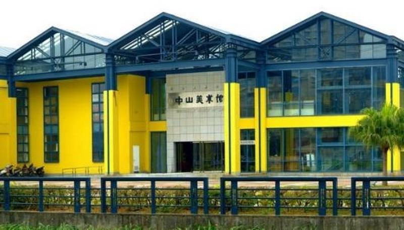中山美术馆坐落于广东省中山市西区岐江公园内,是公园的主体建筑