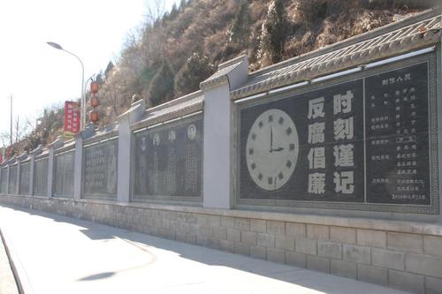 清涧县石板墙上盛开廉洁花