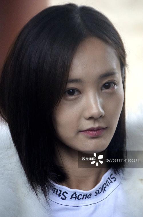 冯小刚电影票房创新高首次监制网剧 《剑王朝》开机李一桐,李现素颜