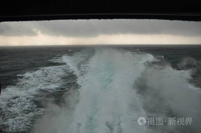 风暴在爪哇海.印度尼西亚.大雨和阴暗的天空