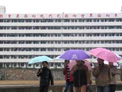 气派的学生宿舍楼凸现经纬实验中学在本地民办教育中的优势.