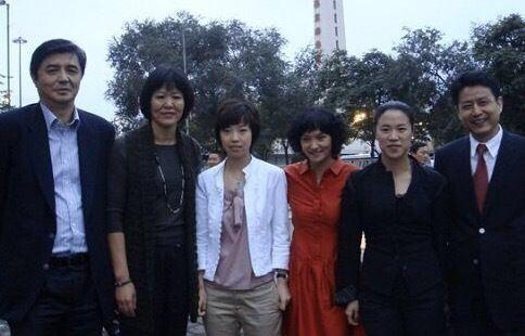 在上个世纪,汪嘉伟和郎平两人一个是男排的核心队员一个是女排的核心