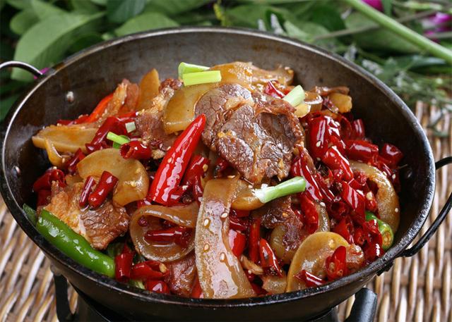 在四川,干锅与传统火锅,川菜的餐馆几乎一样多,全都坐落在四川各个