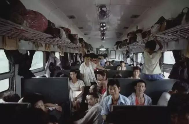 80年代的绿皮火车和赶火车人:原来那时候乘火车是这个
