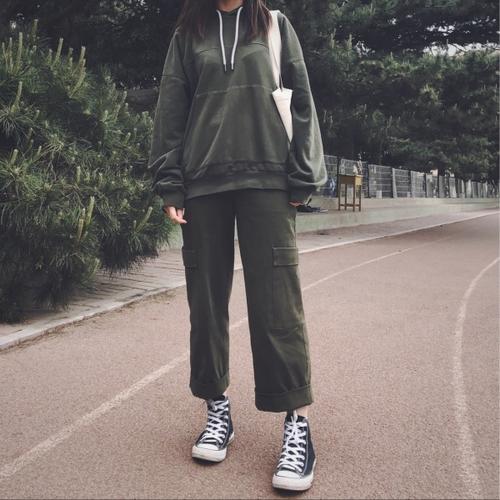 想问问匡威帆布鞋无论高帮还是低帮,还怎么搭配裤子,或者上衣比较好看