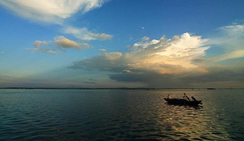 湖北一处大型湖泊景区,是中国第七大淡水湖,面积大水深景点多